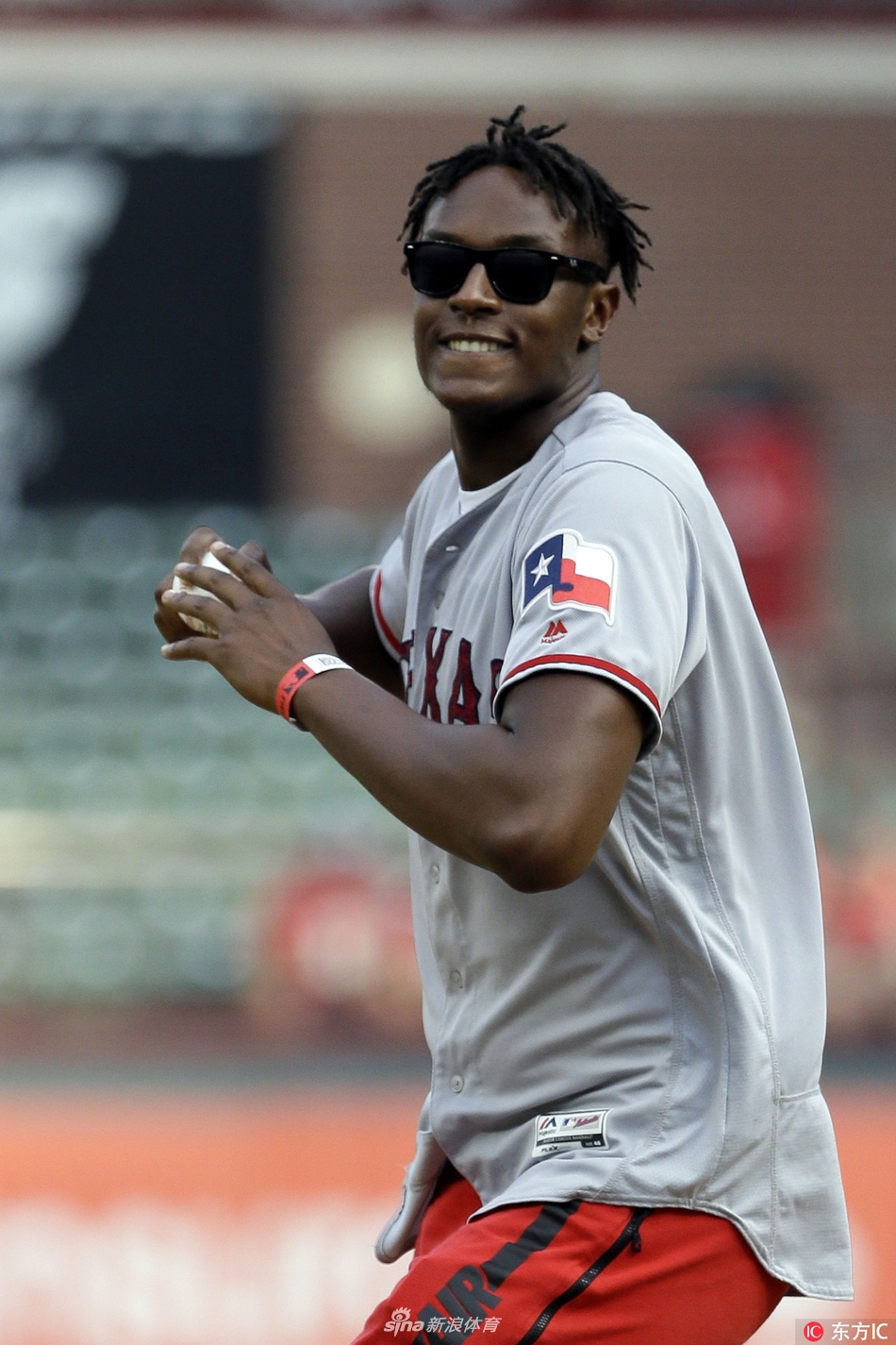 迈尔斯-特纳为mlb开球墨镜遮面耍酷