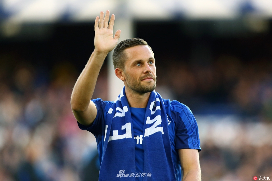 西于尔兹松披埃弗顿围巾亮相古迪逊公园球场