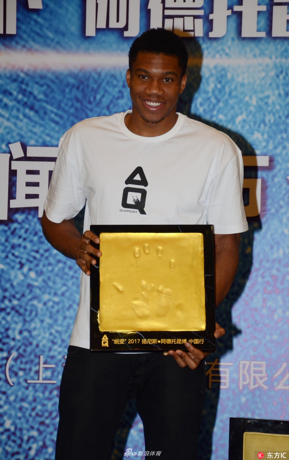 字母哥出席代言活动一双大手羡煞众人_高清图集_新浪网