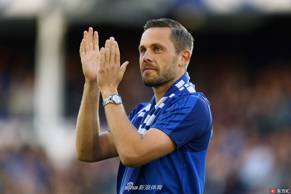 西于尔兹松披埃弗顿围巾亮相古迪逊公园球场