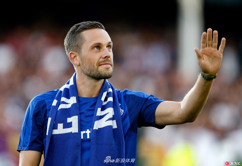 西于尔兹松披埃弗顿围巾亮相古迪逊公园球场