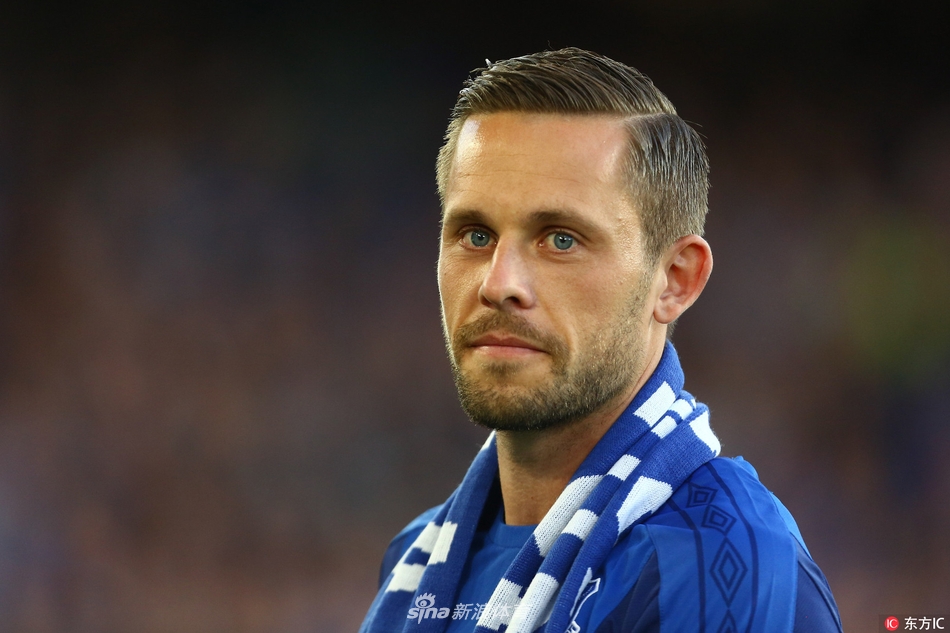 西于尔兹松披埃弗顿围巾亮相古迪逊公园球场