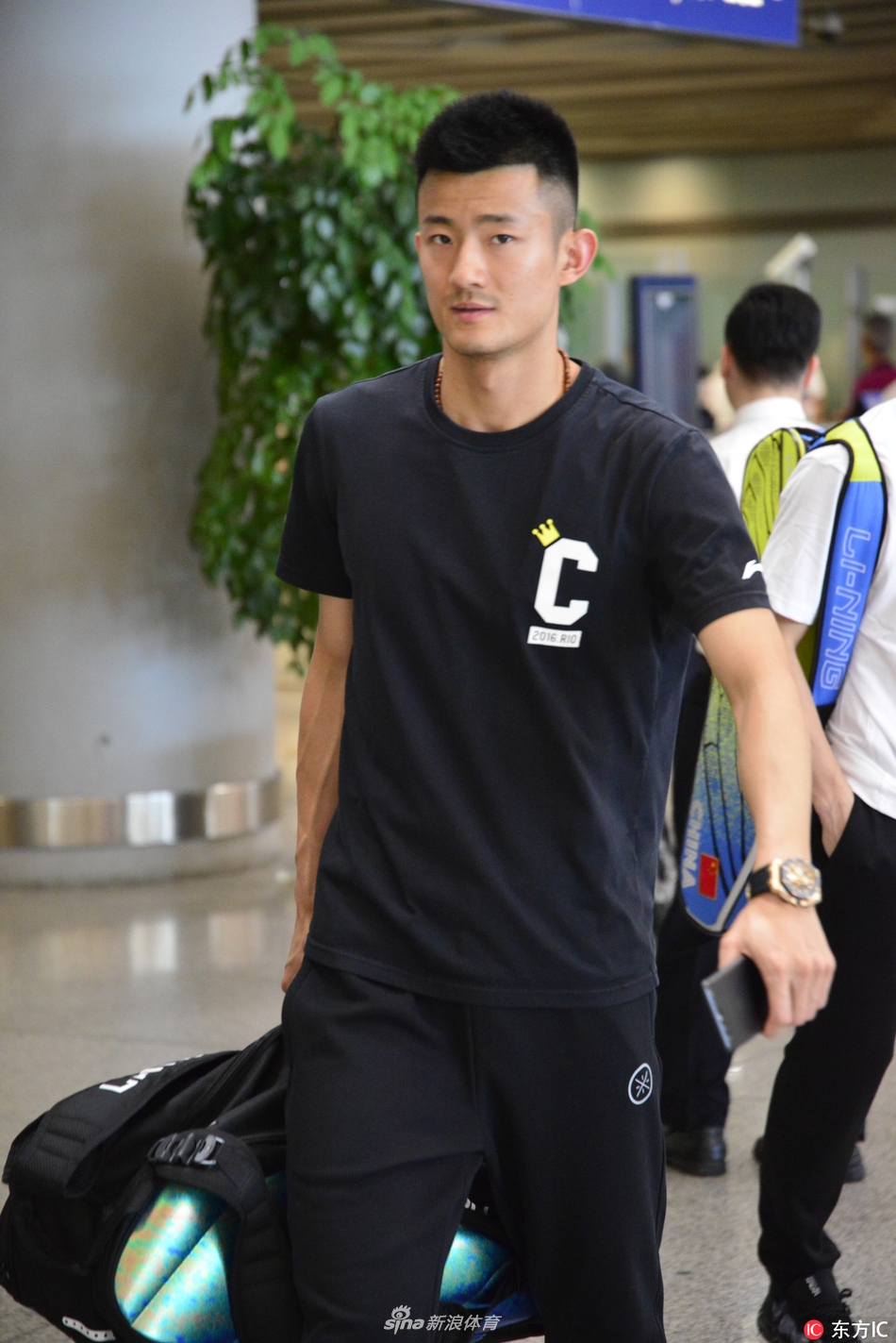 中国羽毛球队出征世锦赛林丹黑衣墨镜现身