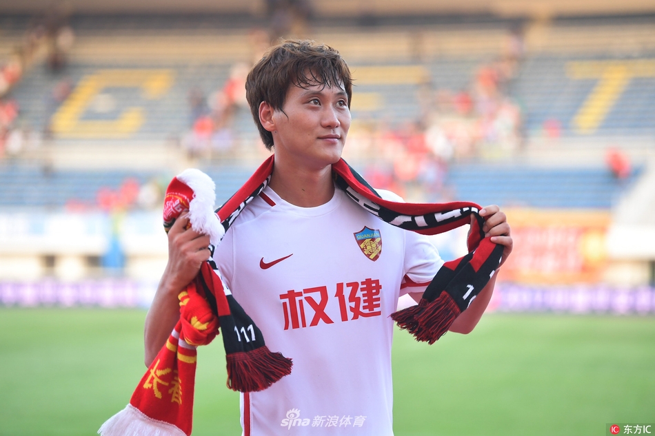 亚泰1-1权健赛后谢场裴帅人气高