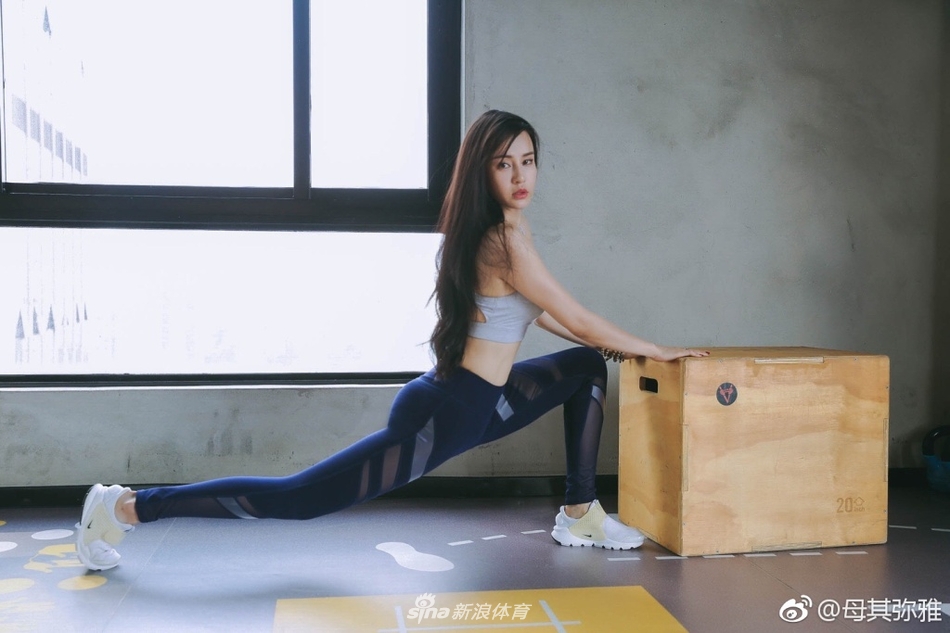 瑜伽女神母其弥雅教你练小蛮腰_高清图集_新浪网