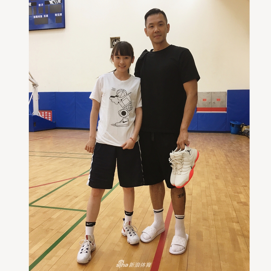 清纯台妹爱打篮球吸引众男生