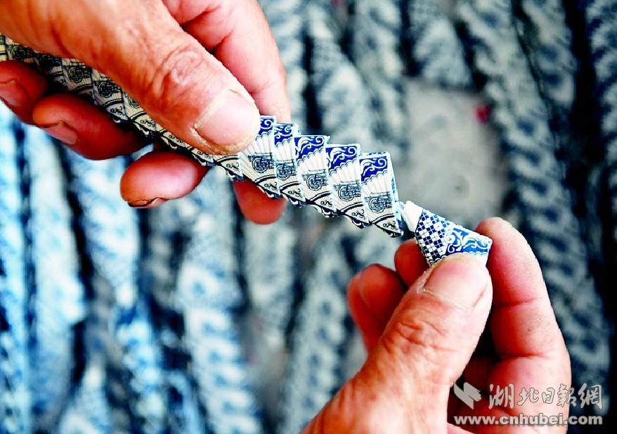 湖北农民用扑克折花瓶 手艺惊人
