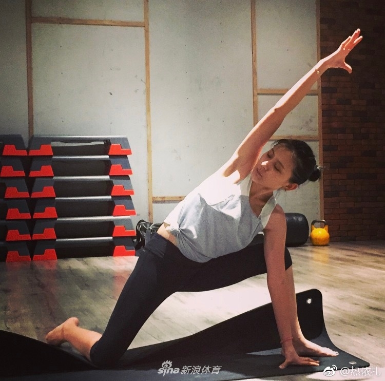 热依扎挑战瑜伽高难度动作