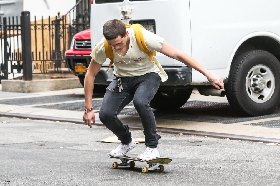 小贝长子布鲁克林街头玩滑板