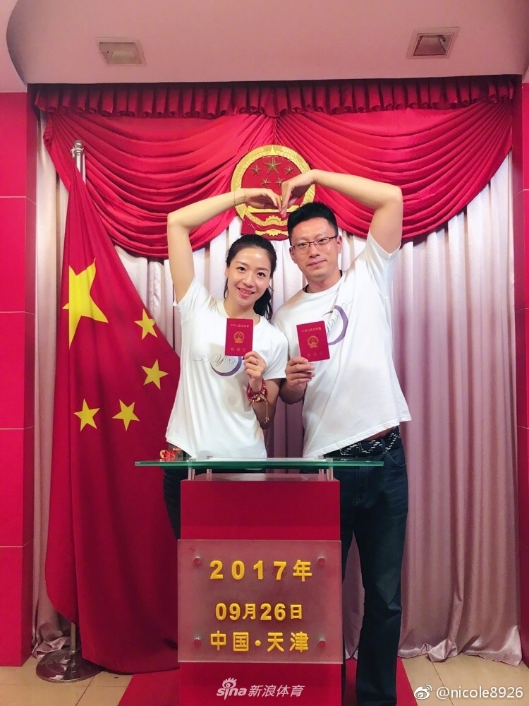 魏秋月与男友袁灵犀领结婚证