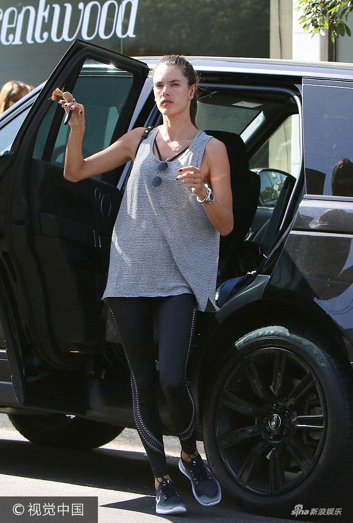 安布罗休运动身材仍似少女