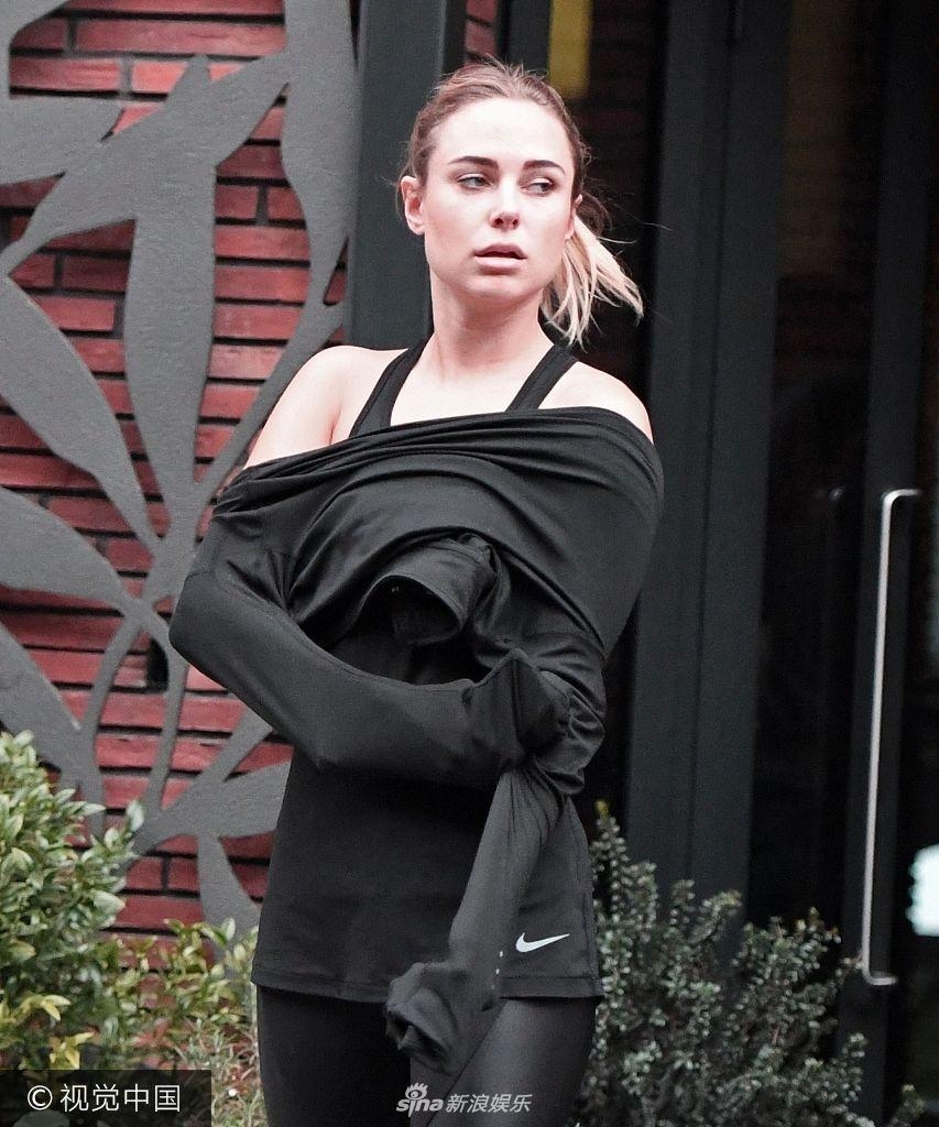 12 09:42:14 1 / 5 "小野猫"金伯利-加纳现身伦敦街头.