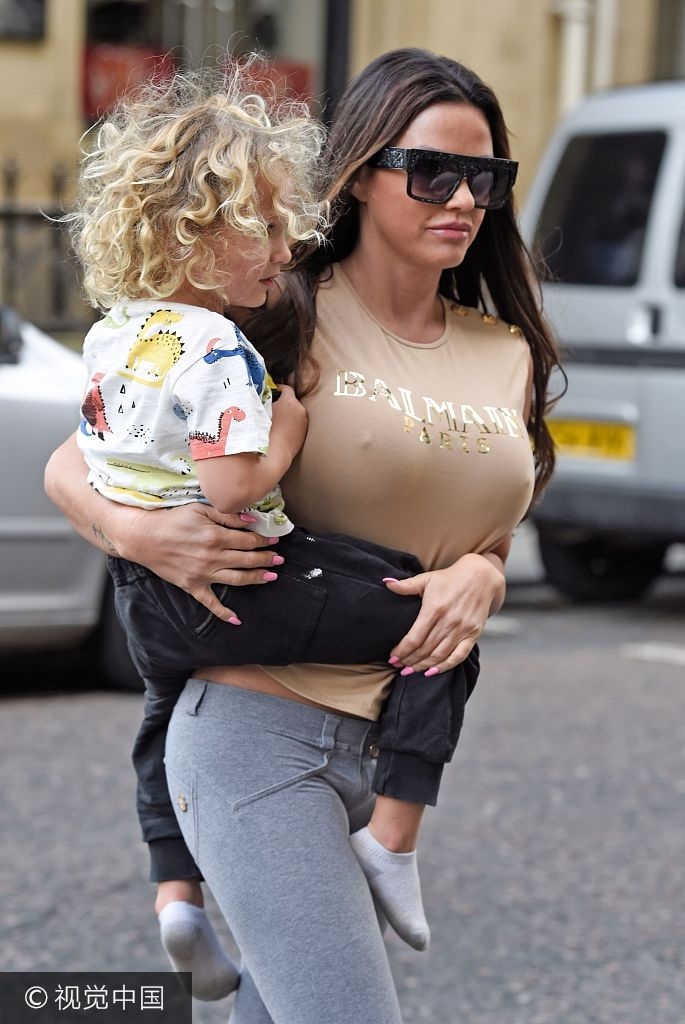 英超宝贝怀抱萌宝变超级暖妈