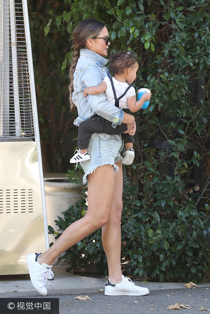 体育画报超模单臂抱娃变大力神妈