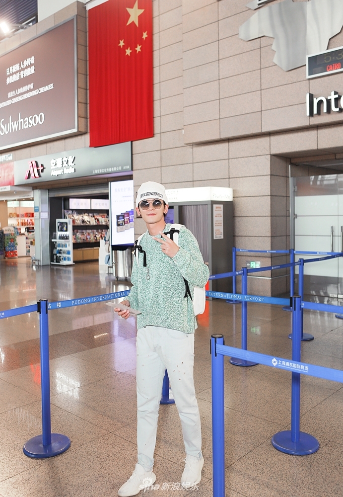 张哲瀚出席nba揭幕赛