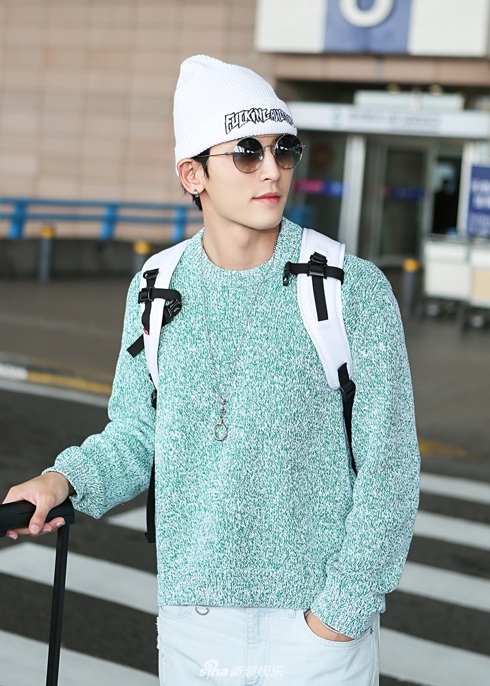 张哲瀚出席nba揭幕赛