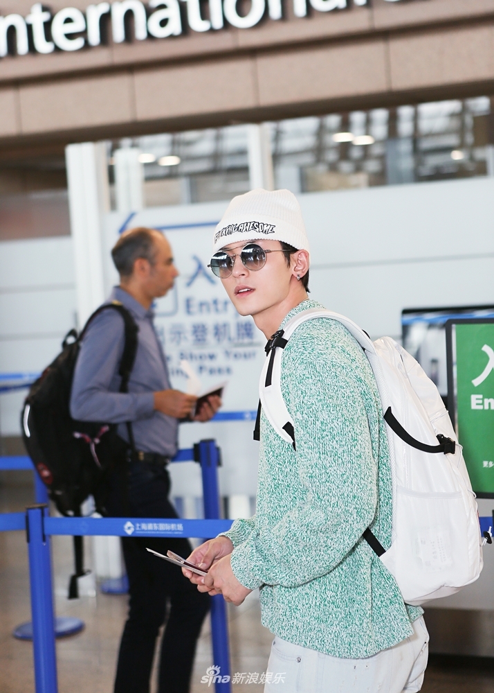 张哲瀚出席nba揭幕赛