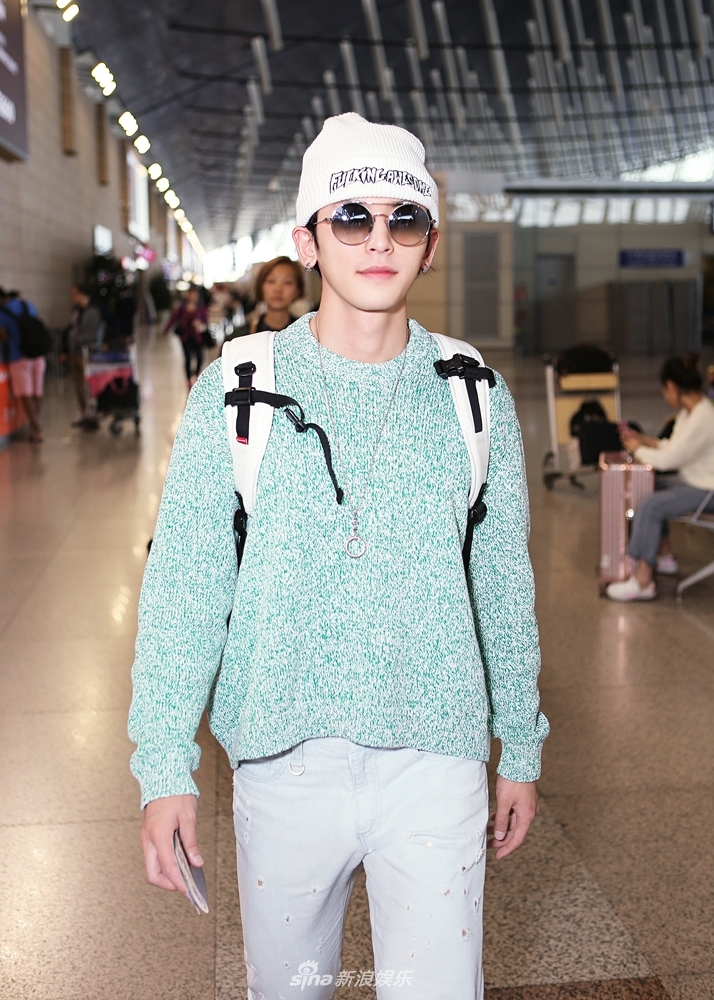 张哲瀚出席nba揭幕赛