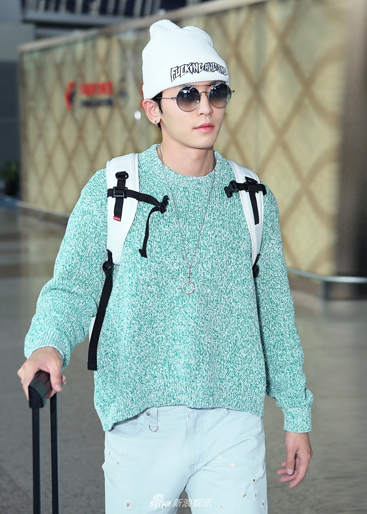 张哲瀚出席nba揭幕赛