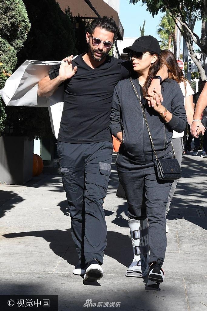 帕克前妻伊娃与现老公外出觅食