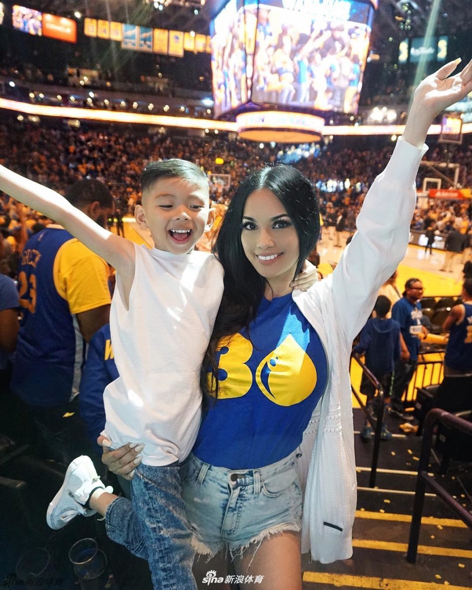 勇士性感模特女球迷私房写真