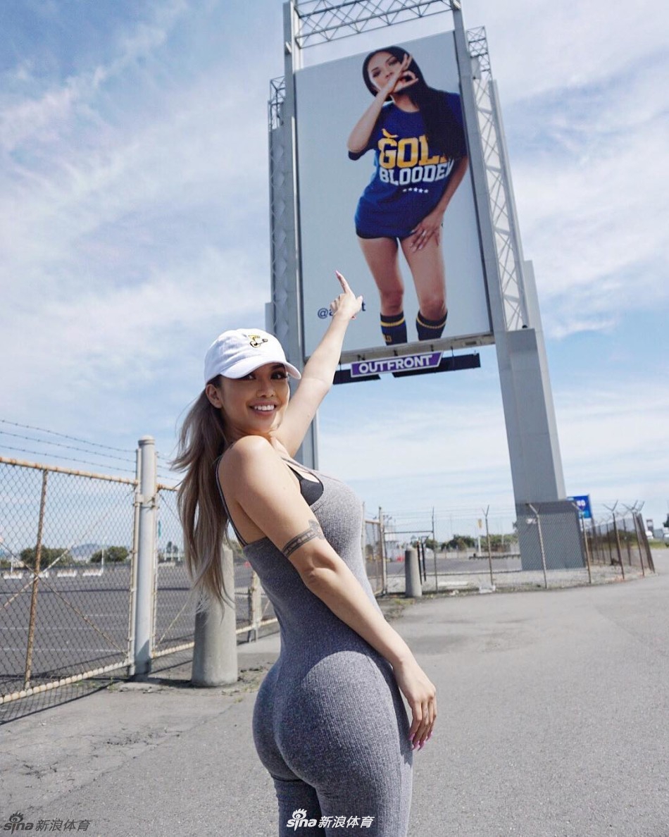 勇士性感模特女球迷私房写真