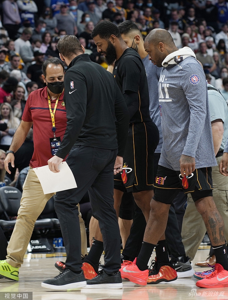 双双被驱逐！莫里斯肘击约基奇被撞翻倒地