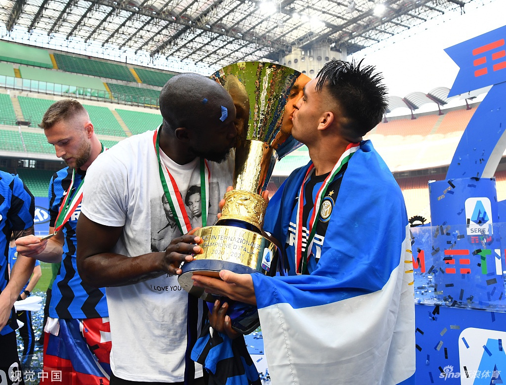 荣耀时刻！国米时隔11年再捧意甲冠军奖杯