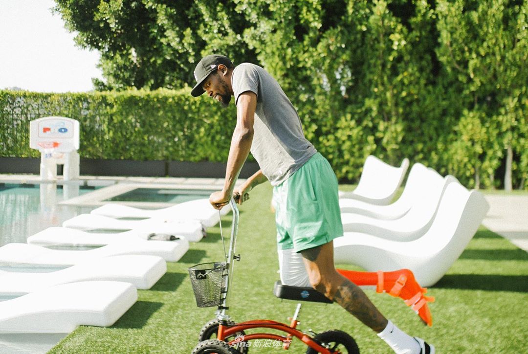 杜兰特已经开始训练！拄着拐杖穿着保护靴 泳池里练投篮