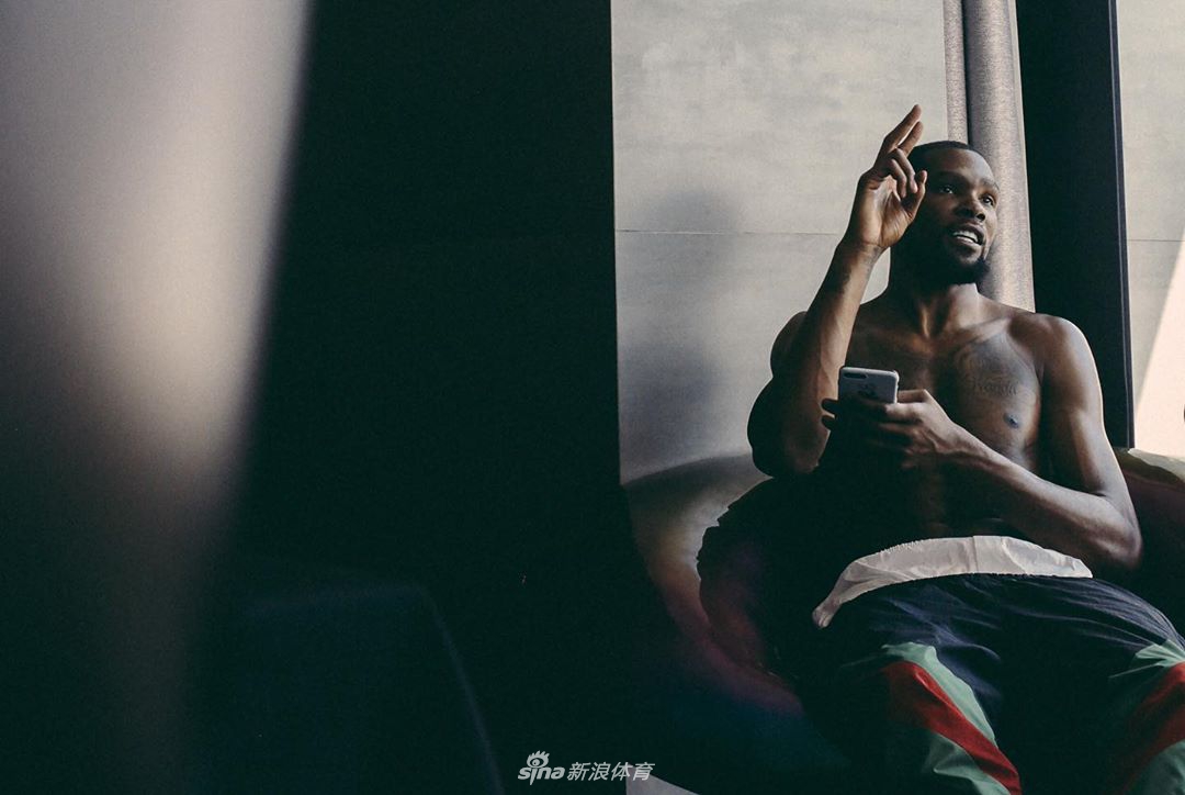 杜兰特已经开始训练！拄着拐杖穿着保护靴 泳池里练投篮