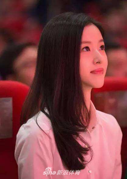 章泽天晒健身视频 穿紧身衣疯狂虐腹翘臀抢镜