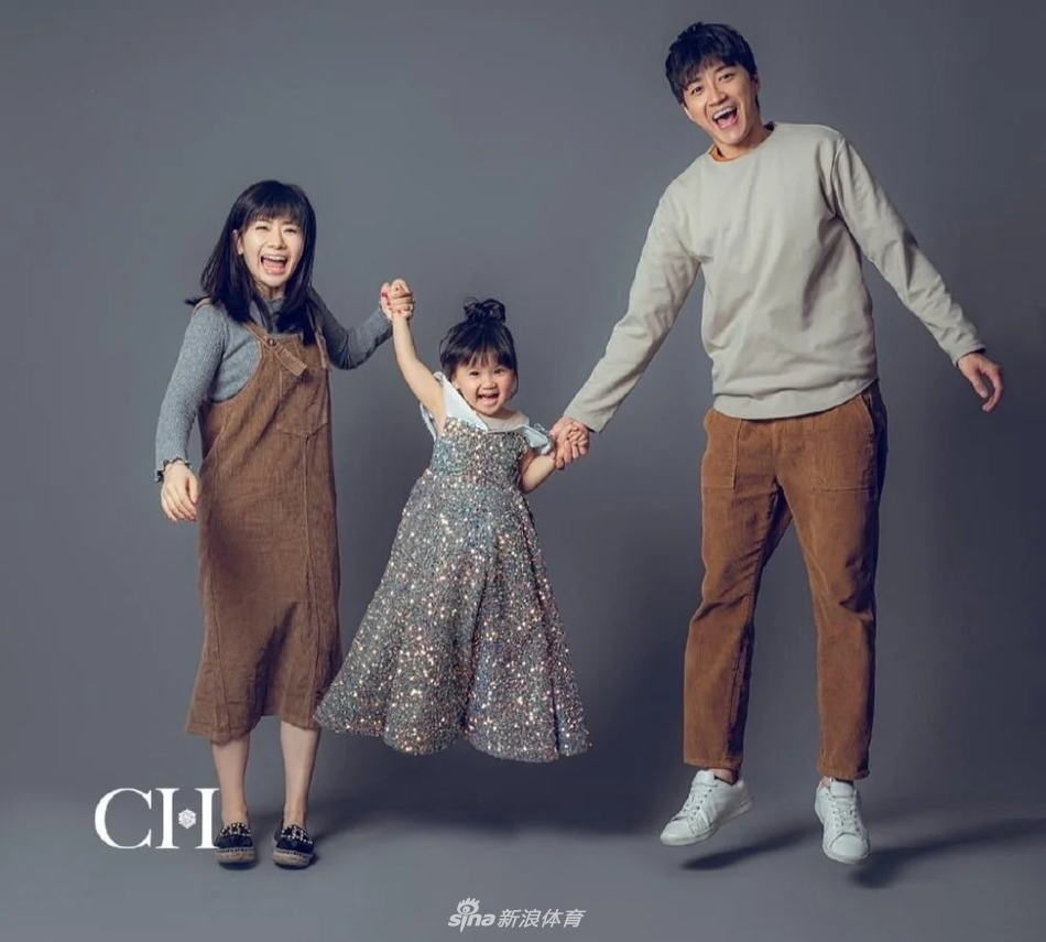 福原爱江宏杰携儿女拍大片 爱拉酱似公主小小杰表情高冷
