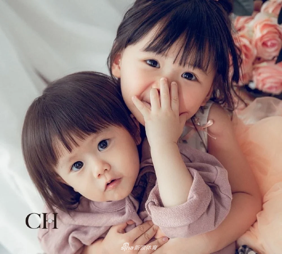 福原爱江宏杰携儿女拍大片 爱拉酱似公主小小杰表情高冷