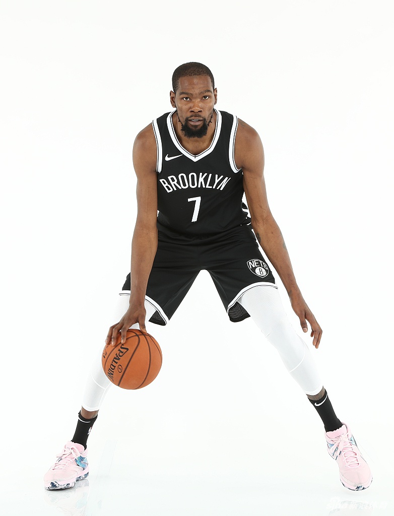 篮网队拍摄新赛季球员写真 杜兰特欧文造型满分