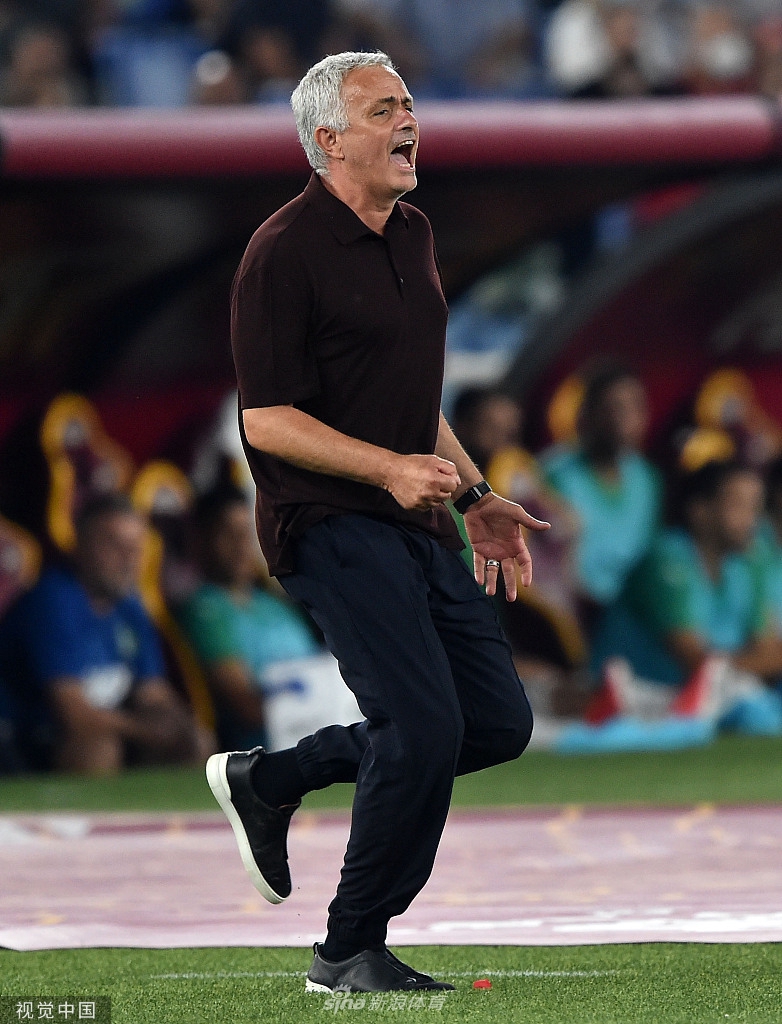 [意甲]罗马2-1萨索洛 沙拉维补时绝杀穆帅狂奔