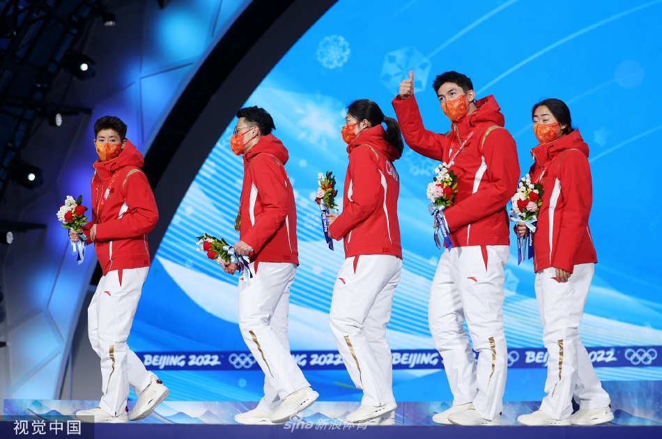 中国首金！短道速滑混合团体接力颁奖仪式