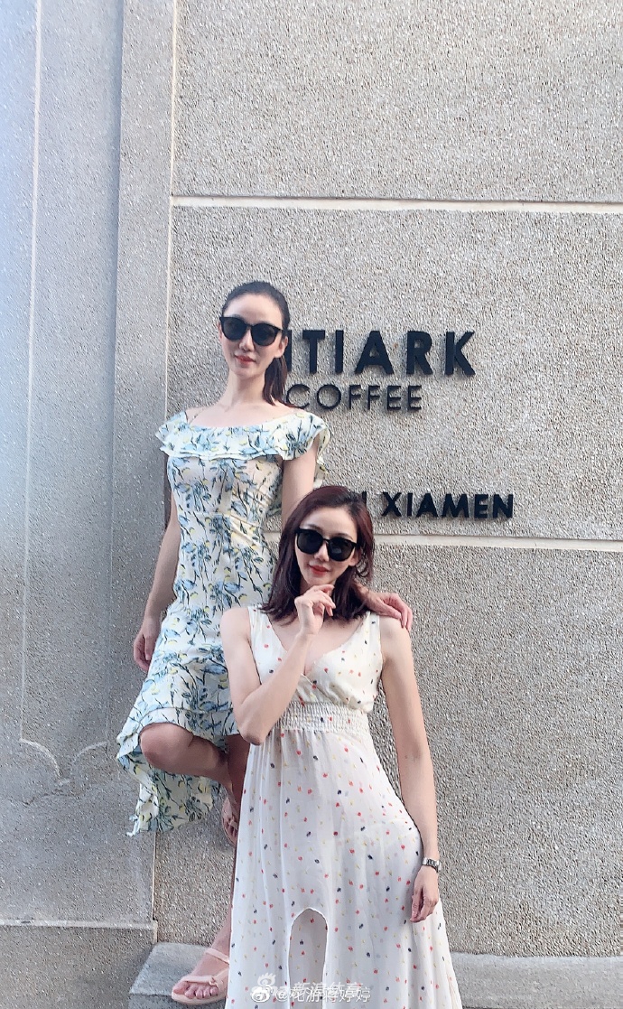 花游蒋婷婷打卡鼓浪屿 度假风穿搭尽展好身材
