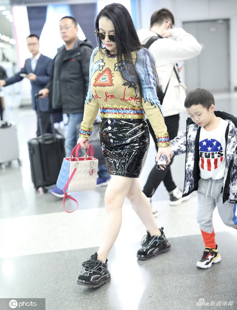 拳王美妻冉莹颖大冷天穿超短裙露美腿