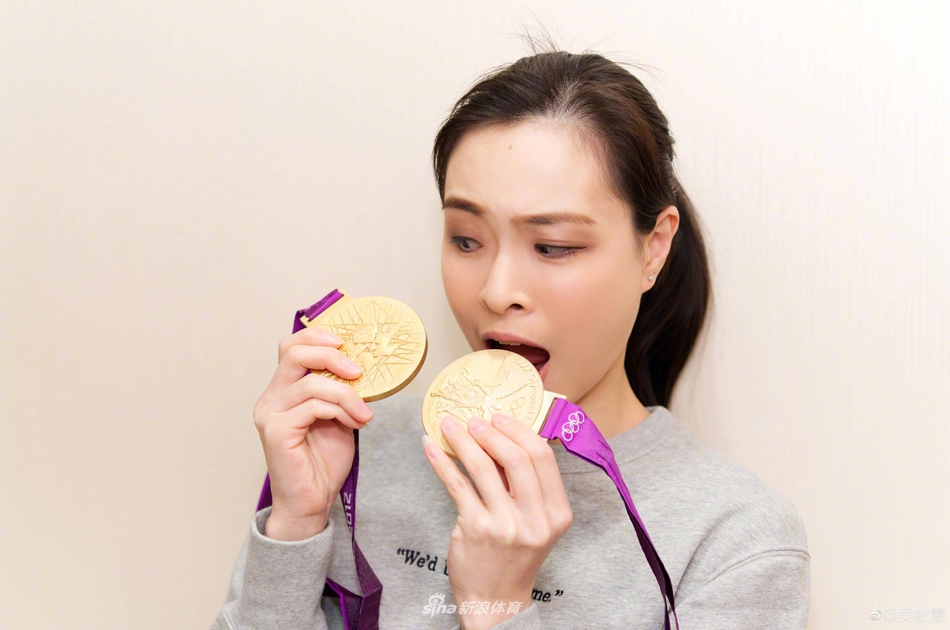 吴敏霞晒“高考准考证”为考生加油