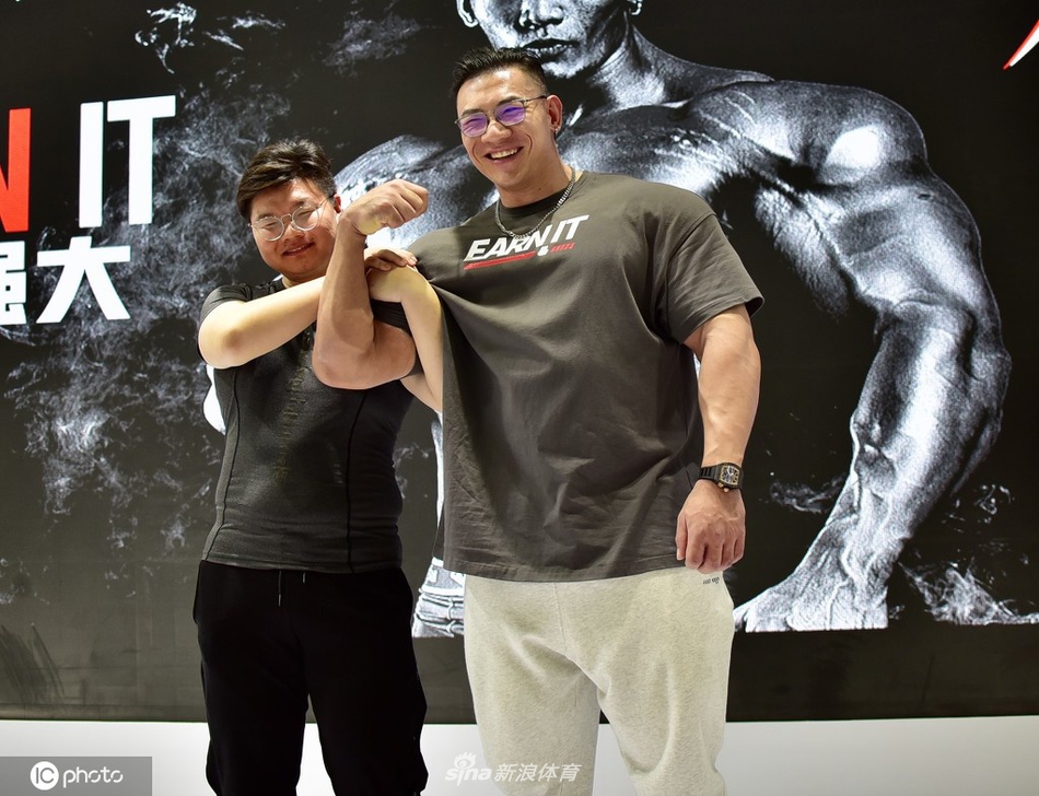 健美明星鹿晨辉见举行面会 与健身爱好者合影人气火爆