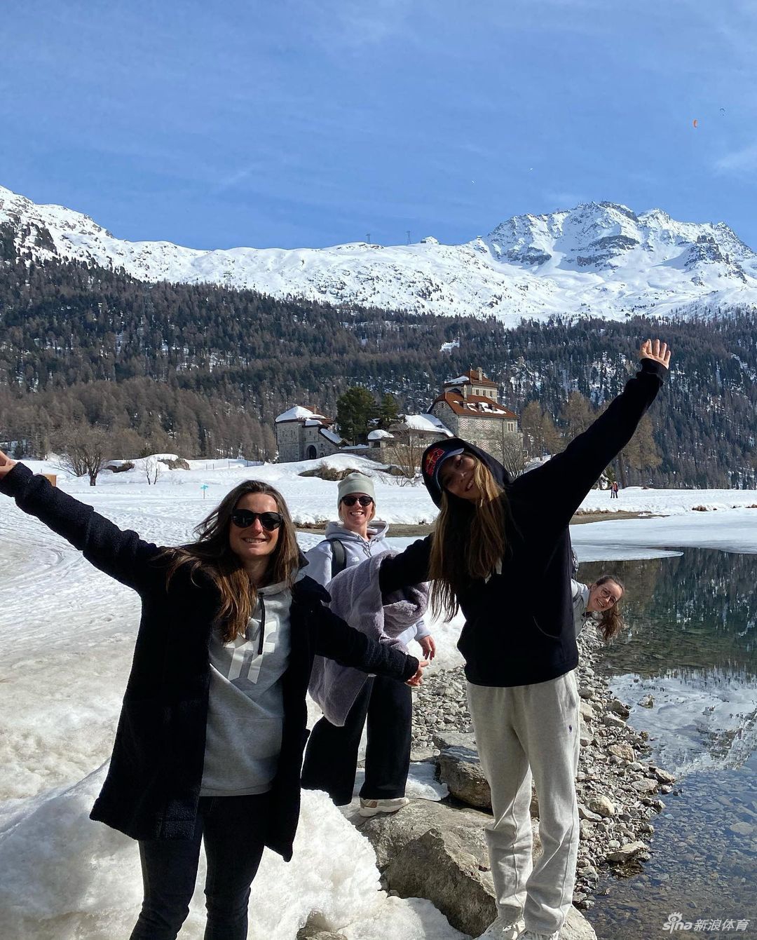 冰雪美女谷爱凌拍摄写真花絮 大长腿吸引眼球