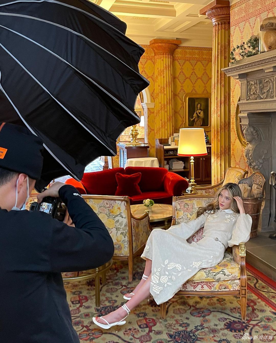 冰雪美女谷爱凌拍摄写真花絮 大长腿吸引眼球