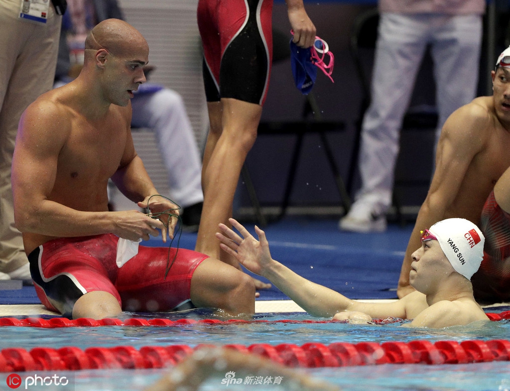 孙杨主动“握手”疑遭巴西选手拒绝