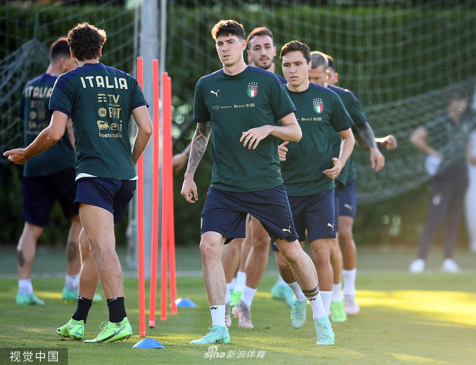 小将基耶萨在训练中带球突破，动作轻盈而犀利。作为上场比赛的绝杀功臣，他在训练中状态火热，被视为对阵比利时时改变战局的重要棋子。