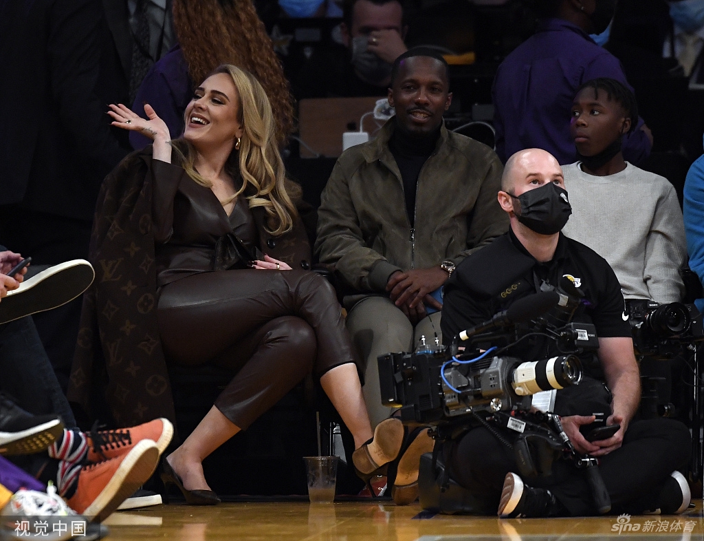 歌星阿黛尔与男友观战湖人大战勇士