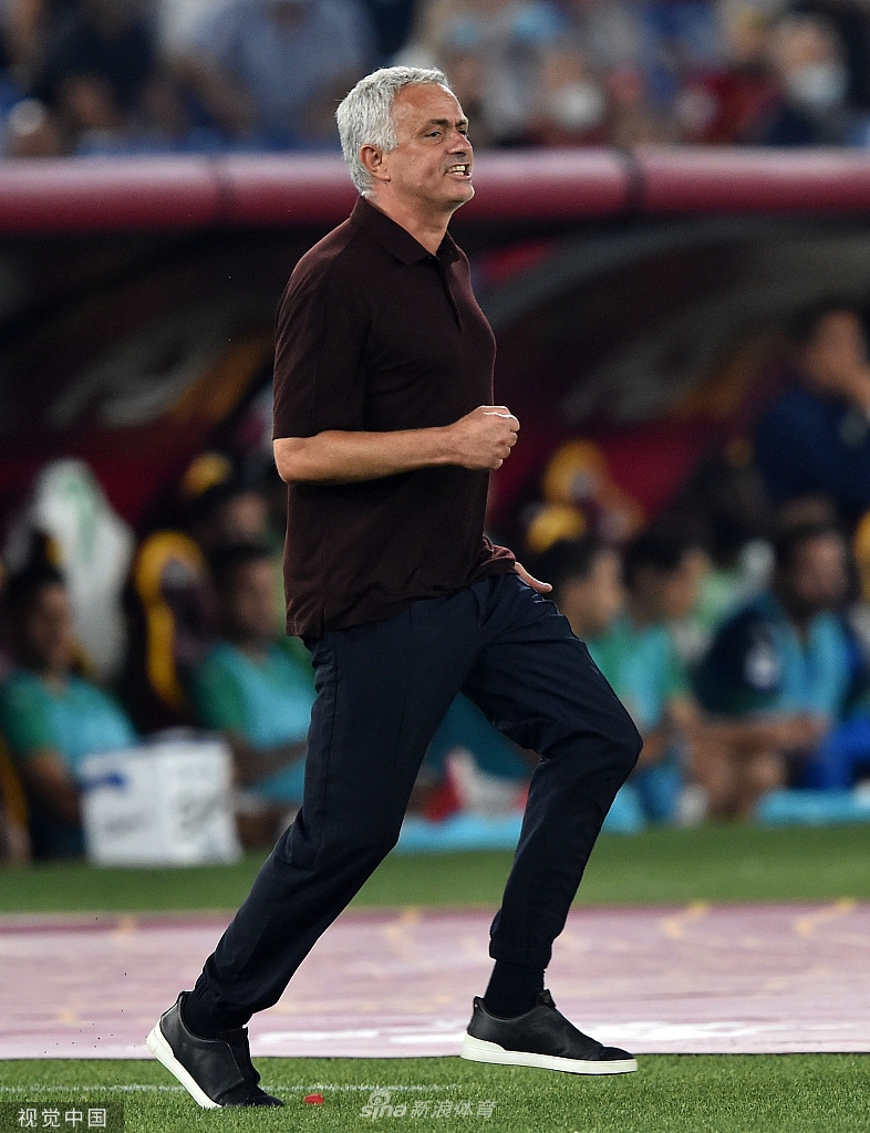 [意甲]罗马2-1萨索洛 沙拉维补时绝杀穆帅狂奔