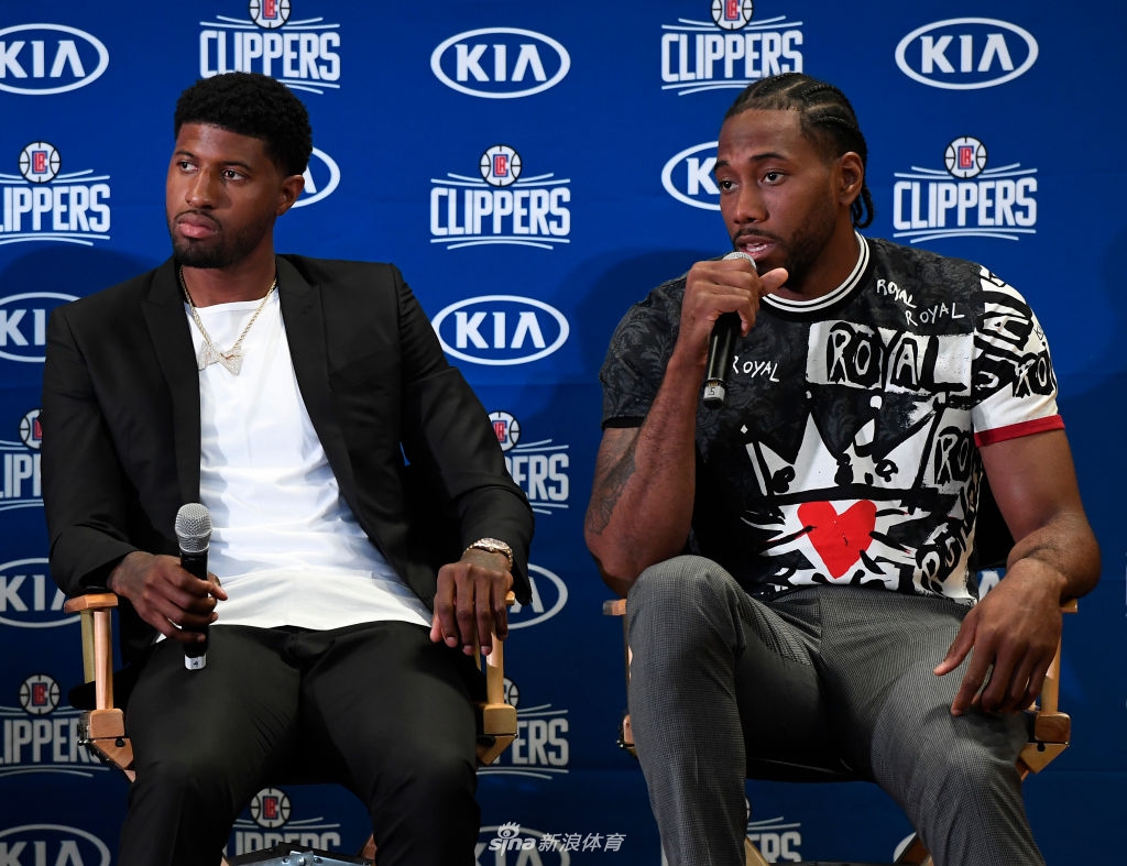 快船举行超巨欢迎发布会!卡哇伊泡椒露出灿烂笑容