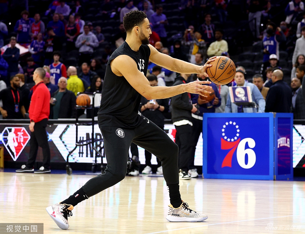 全场球迷狂嘘！西蒙斯回费城享受巨星待遇