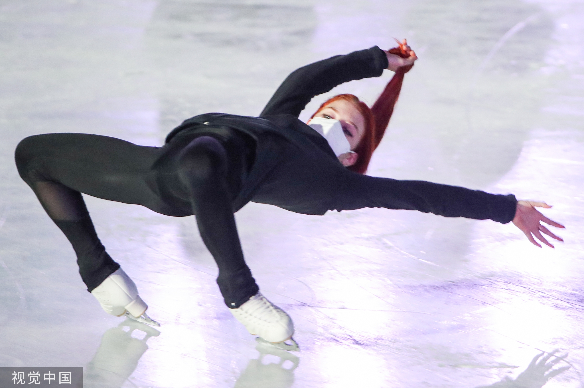 冰墩墩上场滑冰 羽生结弦金博洋追着跑