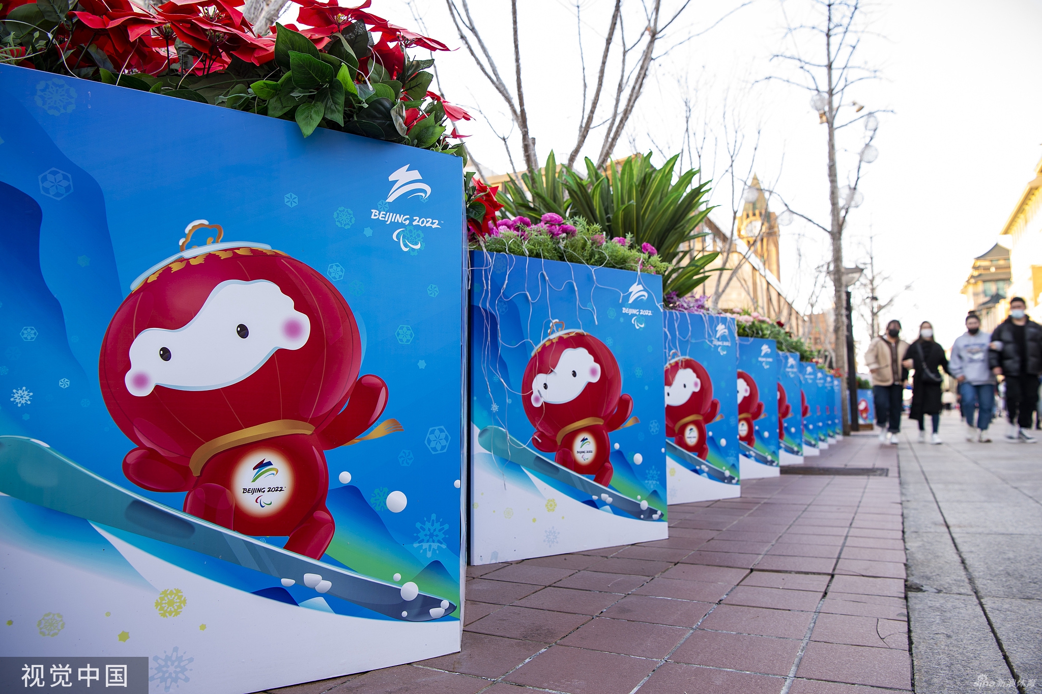 雪容融正式接班冰墩墩上岗 感受一下金容融